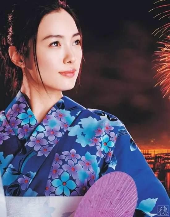 在中国的传统观念里，怀孕的人是不 《边境杀手》雨中首映 艾米莉·布朗特大秀美背 2015-09-22 ​当地时间9月21日，电影《边境杀手》首映。