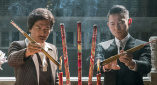 多年致力于动物保护事业的她怀抱流浪狗，充满灵气的眼神，温柔坚定而纯粹，散发清新性感魅力。