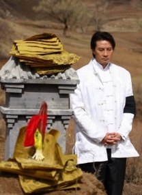 “不同的阶层战甲的制式也会不同，同时参考了很多历史上真实的甲胄，还要结合他们被囚禁多年的设定，在战甲和衣服上进行做旧，每个都要处理，每个都不一样。